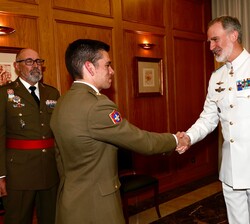El Rey recibió en audiencia al número uno de la promoción, el comandante de Infantería del Ejército de Tierra Álvaro Guzmán Peces
