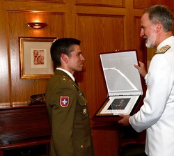Su Majestad el Rey entrega una fotografía dedicada al comandante de Infantería del Ejército de Tierra Álvaro Guzmán Peces
