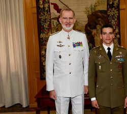 Su Majestad Rey con el número uno de la promoción, el comandante de Infantería del Ejército de Tierra Álvaro Guzmán Peces
