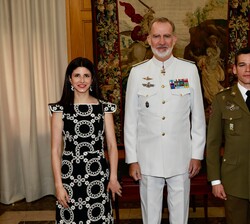 Su Majestad Rey con el número uno de la promoción, el comandante de Infantería del Ejército de Tierra Álvaro Guzmán Peces y su acompañante