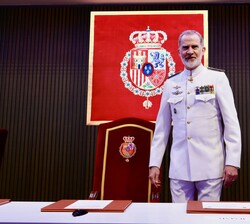 El Rey accede al Aula Magna para presidir la clausura del XXVI curso de Estado Mayor de la Escuela Superior de las Fuerzas Armadas