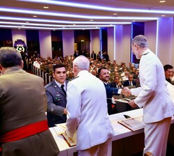 El Rey durante la entrega de diplomas del XXVI curso de Estado Mayor de la Escuela Superior de las Fuerzas Armadas