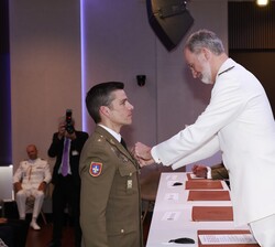 Su Majestad el Rey en la imposición de condecoración al número uno del curso, el comandante de Infantería del Ejército de Tierra Álvaro Guzmán Peces