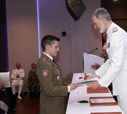 El Rey entrega de Diploma al número uno del curso