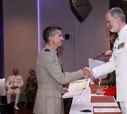 Su Majestad el Rey entregó el diploma al alumno extranjero más destacado, el teniente coronel Ian Lewis, de la Royal Air Force del Reino Unido