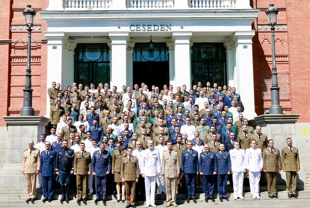 Su Majestad el Rey con los miembros del XXVI curso de Estado Mayor de la Escuela Superior de las Fuerzas Armadas