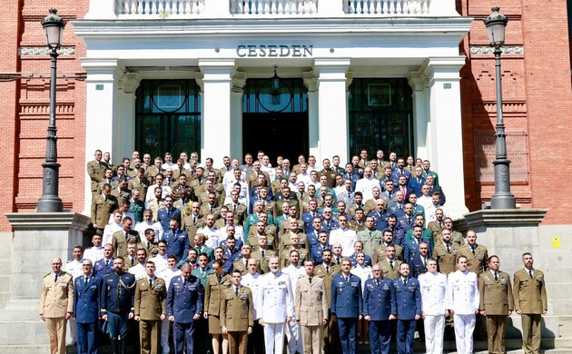 Su Majestad el Rey con los miembros del XXVI curso de Estado Mayor de la Escuela Superior de las Fuerzas Armadas