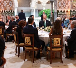 Sus Majestades los Reyes han presidido esta noche en el Real Alcázar de Sevilla la cena oficial previa a la inauguración mañana de la IV Conferencia I