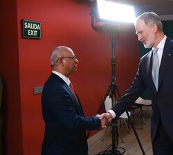 Don Felipe recibe el saludo del secretario general de la Organización de los Estados Americanos (OEA), Albert Ramdin