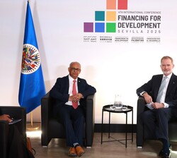 Su Majestad el Rey durante el encuentro con el secretario general de la Organización de los Estados Americanos, Albert Ramdin