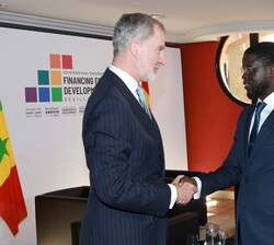 Su Majestad el Rey recibe el saludo del presidente de la República de Senegal, Bassirou Diomaye Faye, antes de la reunión que mantuvieron en el Palaci