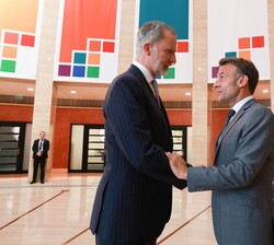 Don Felipe recibe el saludo del presidente de la Repúblida Francesa, Emmanuel Macron