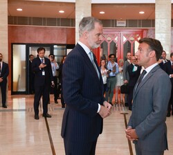 Su Majestad el Rey conversa con el presidente de la República Francesa, Emmanuel Macron