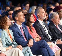 Sus Majestades los Reyes, en su lugar en la primera fila del auditorio principal del Palacio de Exposiciones y Congresos de Sevilla (FIBES), acompañad