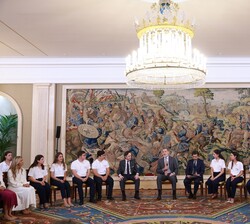 Su Majestad el Rey conversa en la audiencia con los participantes en la XX edición del Programa “Becas Europa” de la Universidad Francisco