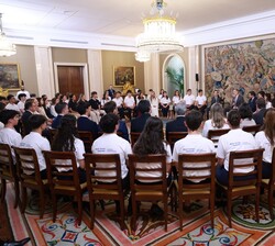 Su Majestad el Rey durante la audiencia a los participantes en la XX edición del Programa “Becas Europa” de la Universidad Francisco de Vi