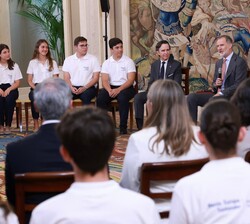 Su Majestad el Rey conversa en la audiencia con los participantes en la XX edición del Programa “Becas Europa” de la Universidad Francisco