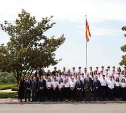 Su Majestad el Rey con los participantes en la XX edición del Programa “Becas Europa” de la Universidad Francisco de Vitoria