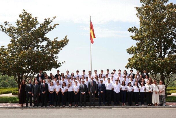 Su Majestad el Rey con los participantes en la XX edición del Programa “Becas Europa” de la Universidad Francisco de Vitoria