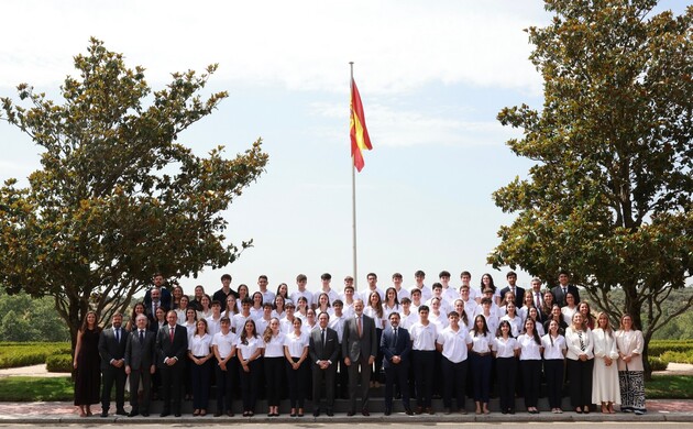 Su Majestad el Rey con los participantes en la XX edición del Programa “Becas Europa” de la Universidad Francisco de Vitoria