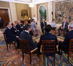 Su Majestad el Rey conversa en la audiencia con la representación de ICEX España exportación e Inversiones y del despacho internacional de servicios l