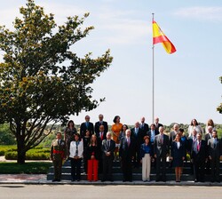 Su Majestad el Rey con los miembros de la Real Academia de la Historia, la Diputación Permanente y Consejo de la Grandeza de España y Títulos del Rein