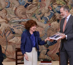 Su Majestad el Rey recibe el libro "Felipe VI. Perfiles de un decenio (2014-2024)", de la directora de la Real Academia de la Historia, Carm