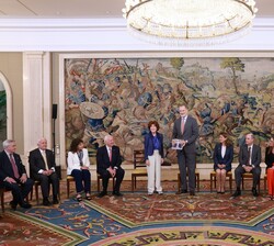 Su Majestad el Rey durante la audiencia recibe el libro "Felipe VI. Perfiles de un decenio (2014-2024)"