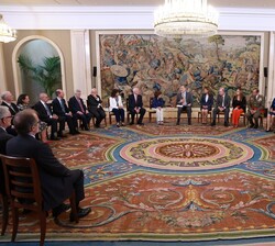 Su Majestad el Rey durante la audiencia a con los miembros de la Real Academia de la Historia, la Diputación Permanente y Consejo de la Grandeza de Es