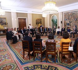 Su Majestad el Rey conversa en la audiencia con los miembros de la Real Academia de la Historia, la Diputación Permanente y Consejo de la Grandeza de 