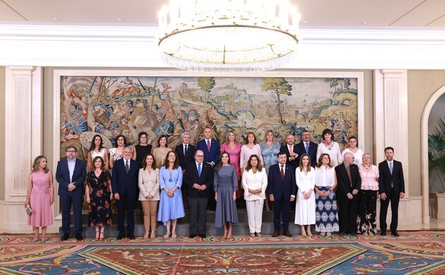 Fotografía de grupo de Su Majestad la Reina acompañada por los asistentes a la audiencia a una representación de la Fundación Proyecto Hombre