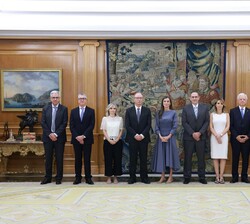 Fotografía de grupo de Su Majestad la Reina acompañada por los asistentes a la audiencia a una representación de la Sociedad Española de Neumología y 