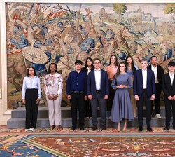 Fotografía de grupo de Su Majestad la Reina junto a los asistentes a la audiencia a una representación de la Fundación Microfinanzas BBVA