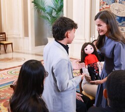 Doña Letizia recibe un obsequio de manos de uno de los asistentes a la audiencia 