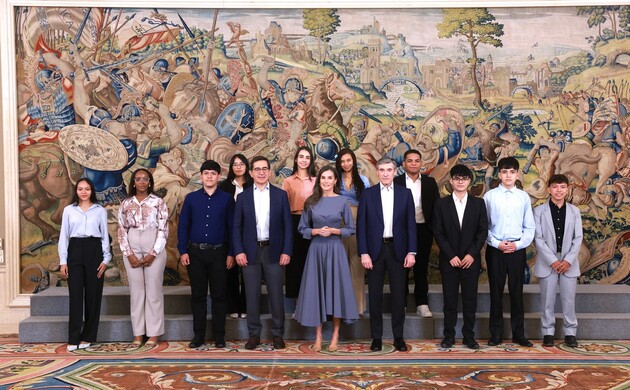 Fotografía de grupo de Su Majestad la Reina junto a los asistentes a la audiencia a una representación de la Fundación Microfinanzas BBVA