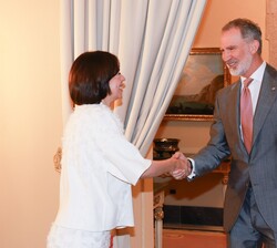 Su Majestad el Rey recibe el saludo de la ministra de Ciencia, Innovación y Universidades, Diana Morant