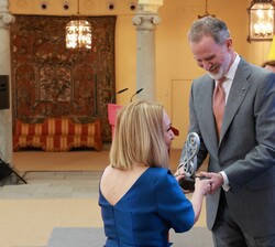 S.M. el Rey hace entrega del Premio Nacional de Investigación "Gregorio Marañón", en el área de Medicina y Ciencias de la Salud a María del 