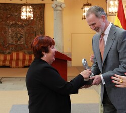 Don Felipe hace entrega del Premio Nacional de Investigación "Blas Carrera", en el área de Ciencias Físicas, de los Materiales y de la Tierr