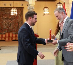 Don Felipe hace entrega del Premio Nacional de Investigación para jóvenes "Margarita Salas", en el área de Biología a Jerónimo Rodríguez Bel