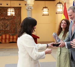 S.M. el Rey hace entrega del Premio Nacional de Investigación "Santiago Ramon y Cajal", en el área de Biología a Isabel Fariñas Gómez