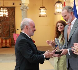 Don Felipe hace entrega del Premio Nacional de Investigación "Leonardo Torres Quevedo", en el área de Ingenierías y Arquitectura a Eugenio O