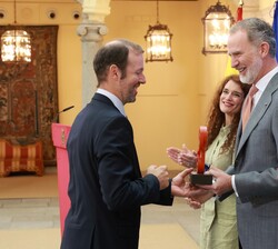 Don Felipe hace entrega del Premio Nacional de Investigación para jóvenes "Matilde Urcelay", en el área de Ingenierías y Arquitectura a Víct