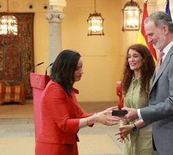 Su Majestad el Rey hace entrega del Premio Nacional de Investigación para jóvenes "María Moliner", en el área de Humanidades a Cristina Blan