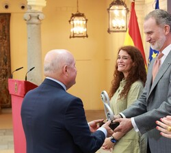 Su Majestad el Rey hace entrega del Premio Nacional de Investigación "Enrique Moles", en el área de Ciencia y Tecnología a Tomás Torres Ceba