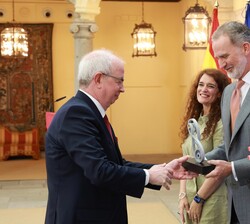 Su Majestad el Rey hace entrega del Premio Nacional de Investigación "Juan de la Cierva", en el  área de Transferencia de Conocimiento a Ram