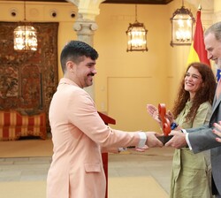 Don Felipe hace entrega del Premio Nacional de Investigación para jóvenes "Ángela Ruiz Robles", en el área de Transferencia de Conocimiento 