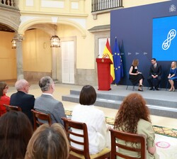 Su Majestad el Rey durante la mesa redonda que ha tenido lugar tras la entrega de los Premios Nacionales de Investigación 2024