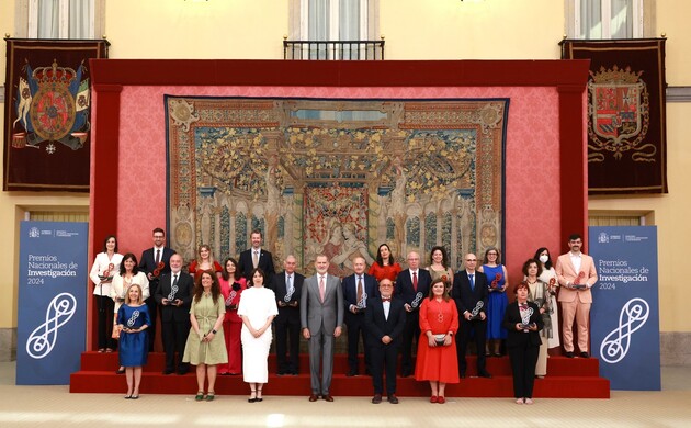 Fotografía de grupo de Su Majestad el Rey junto a los galardonados con los Premios Nacionales de Investigación 2024