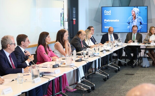 Su Majestad la Reina durante el desarrollo de la reunión del Patronato de la Fundación FAD Juventud