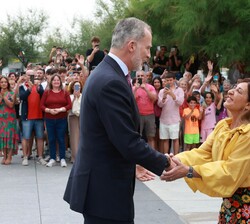 El Rey a su llegada al Gran Casino Sardinero, saludado por la presidenta de Cantabria, María José Sáenz de Buruaga